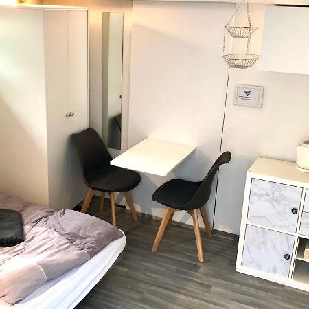 Modernes Zimmer Mit Kuechenzeile Und Bad Denkte Buitenkant foto