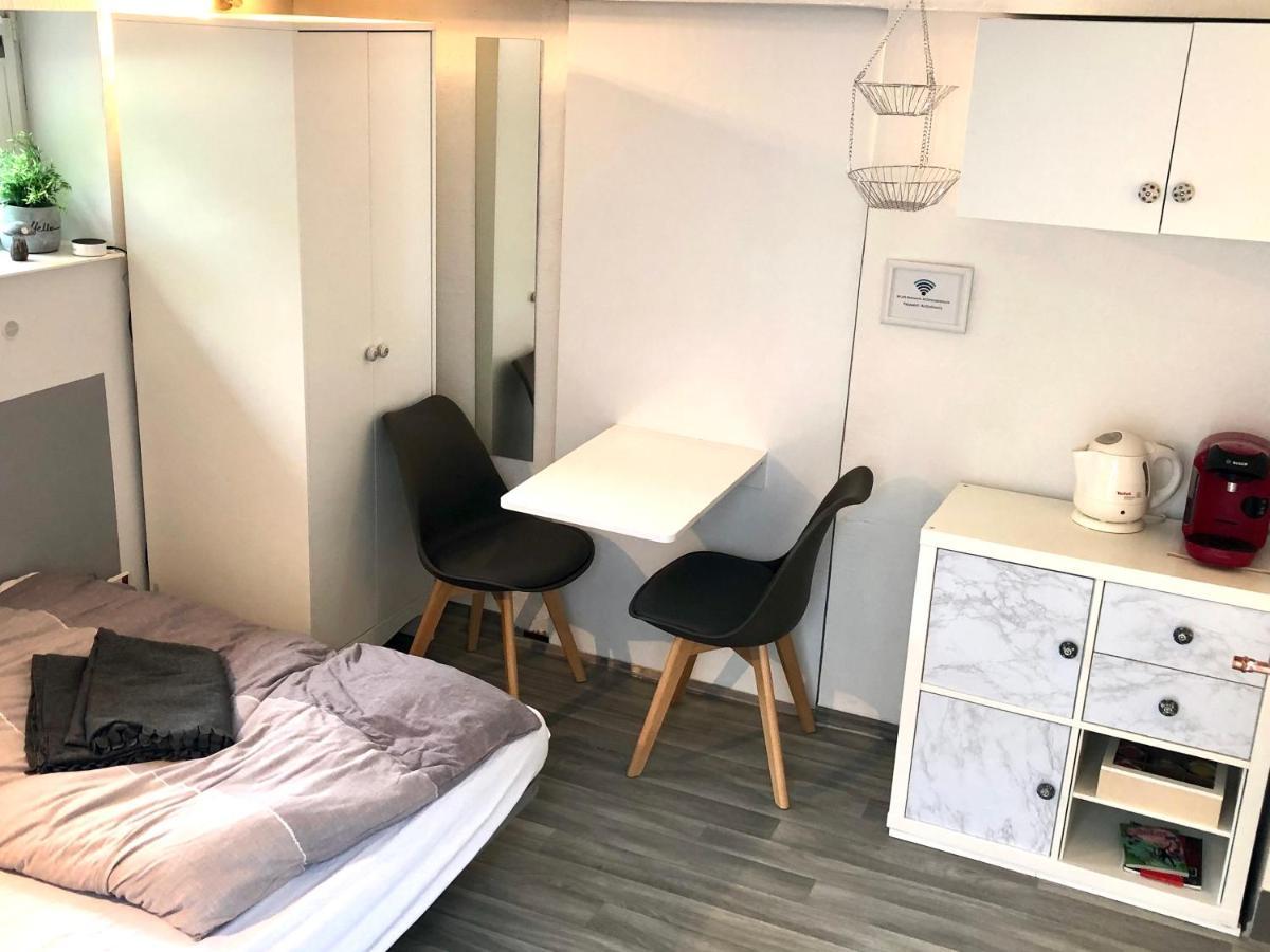 Modernes Zimmer Mit Kuechenzeile Und Bad Denkte Buitenkant foto