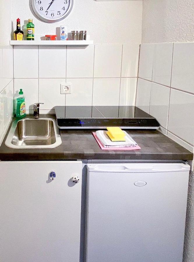Modernes Zimmer Mit Kuechenzeile Und Bad Denkte Buitenkant foto