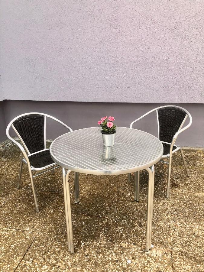 Modernes Zimmer Mit Kuechenzeile Und Bad Denkte Buitenkant foto